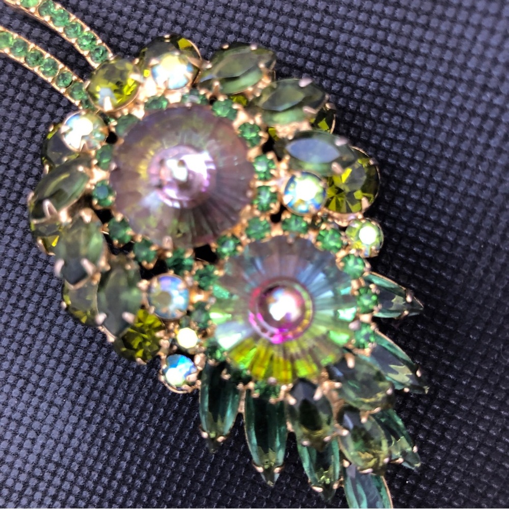 Beautiful and very collectible Juliana Brooch